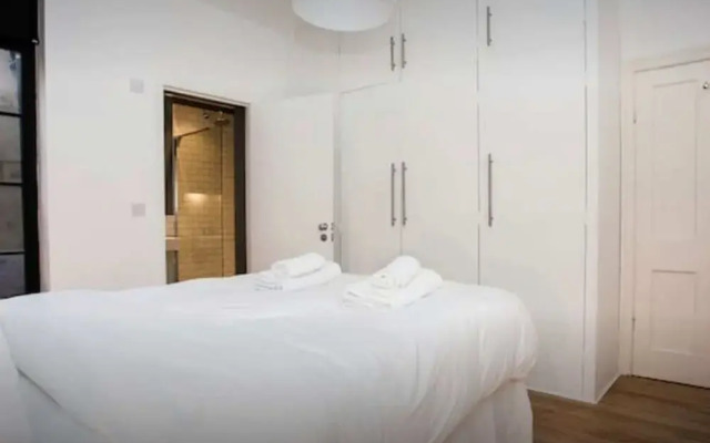 Stylish Newly Refurbished 2 Bedroom Flat With Terrace