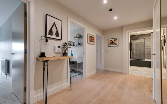 Spacious Modern Camberwell Apartment