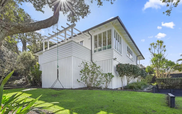 Grey Lynn - Grandeur - Cafe Lifestyle