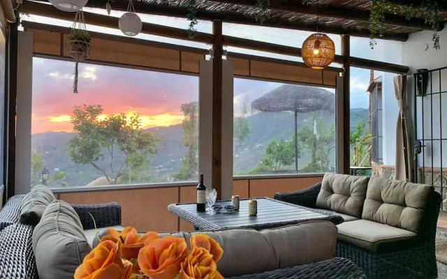 Sayalonga Villa Retreat With 7 Bedrooms