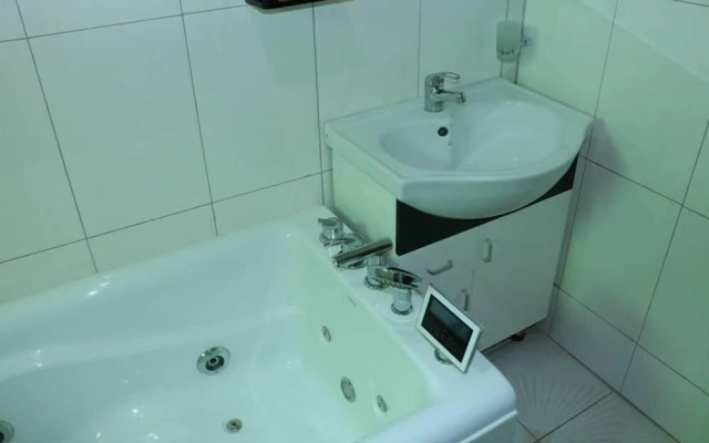 A & J Holiday Suites