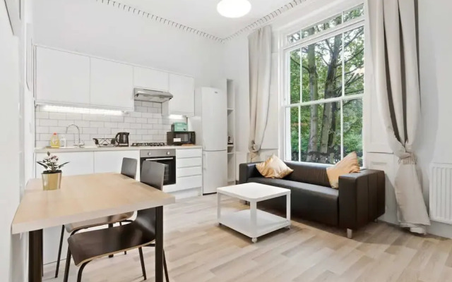 Refined, Light 1 Bed Apt w Balcony in Brixton
