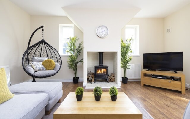 Altido Greenknowes Cottage W/ Hot Tub & Fireplace