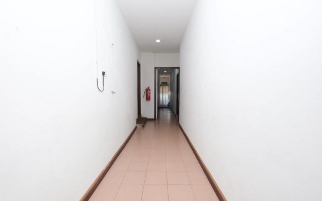 OYO 850 Gold Star Hotel