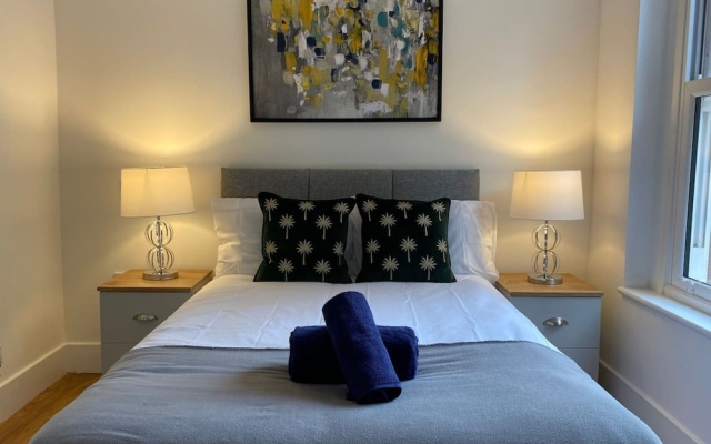 Spacious 2BR Bedford Apartment for 6