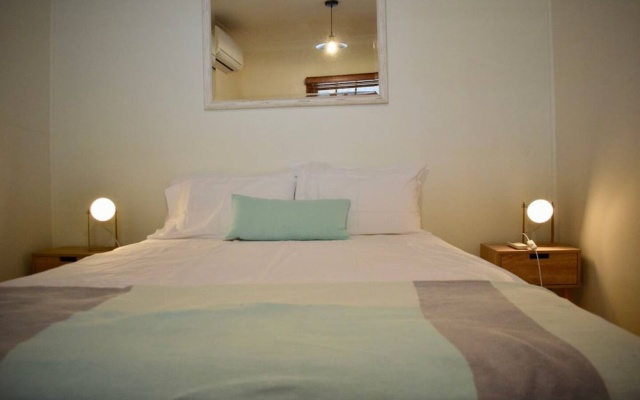 Stylish Cute Cottage in McMahons Point – Guest Rooms – Sydney