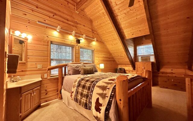 Chipmunk Lodge 2 Bedroom Home by NW Comfy Cabins by RedAwning