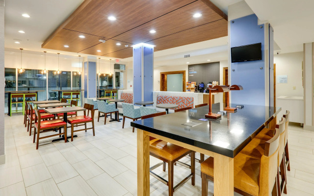 Holiday Inn Express & Suites Dallas NW - Farmers Branch by IHG