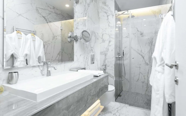 Tresor Le Palais Timisoara, Curio Collection By Hilton