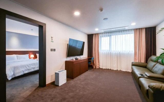 Sea & Moon Tourist Hotel
