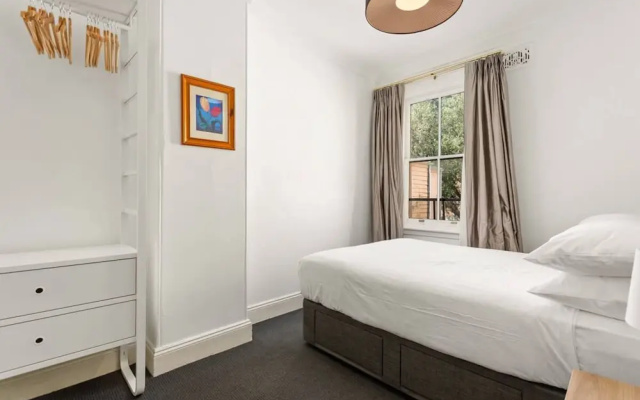 Traditional 2-bed Terrace House in Millers Point – Guest Rooms – Sydney