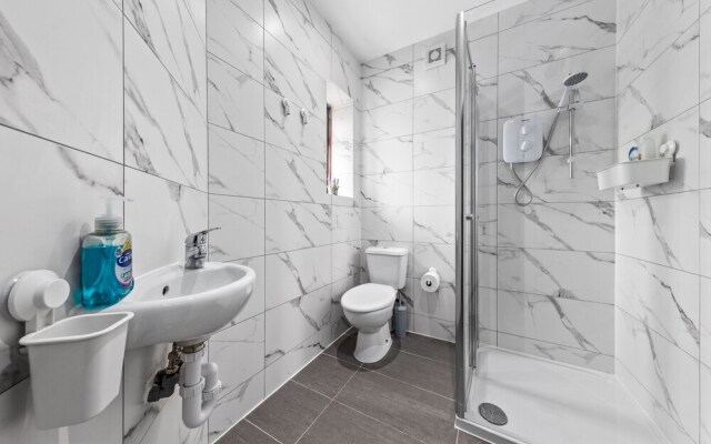 Serviced Ensuite Room Feltham Heathrow London Tw13