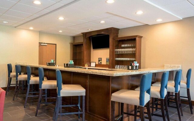 Comfort Suites Bridgeport - Clarksburg