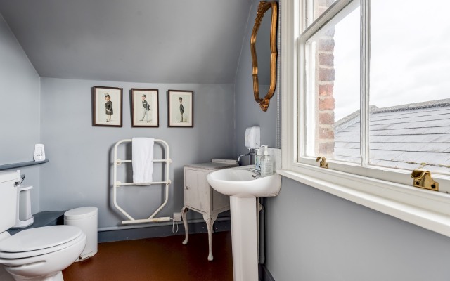 The Walton House spacious 3-Bedroom Jericho House close to City Centre