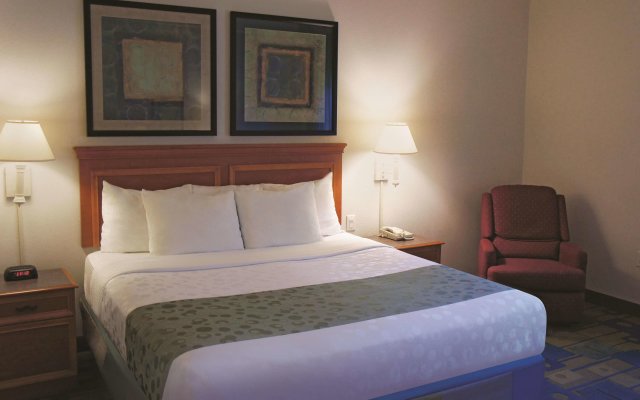 La Quinta Inn & Suites by Wyndham Houston Bush IAH South