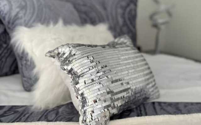 Iconic poolview Waterfront 2bd