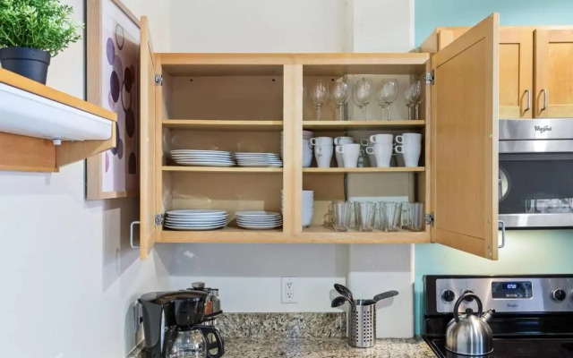 Trifecta 2BR Free Parking Modern Superhost