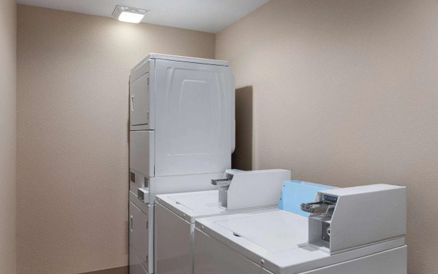 Super 8 by Wyndham Fallon