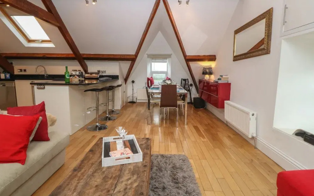 Apartment 2, Gorwel Glas