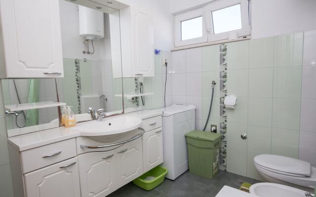 Apartments and Room Thea