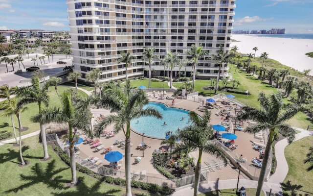Inviting Condo on Beach With Pool and Tennis Courts