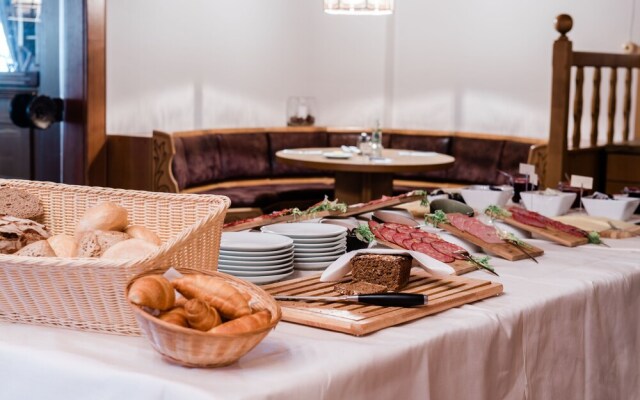 Hotel Rothirsch by Skinetworks