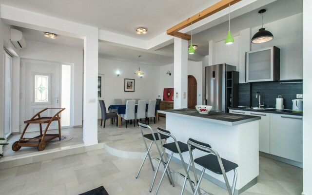Stunning Home in Sevid With Wifi and 5 Bedrooms