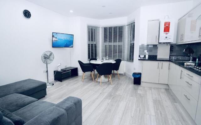 Luxury Apt Close To Ilford Station - Free Parking