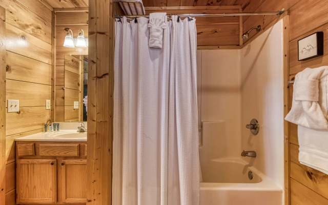 Dog Friendly Quiet Chalet Hot Tub Fireplace
