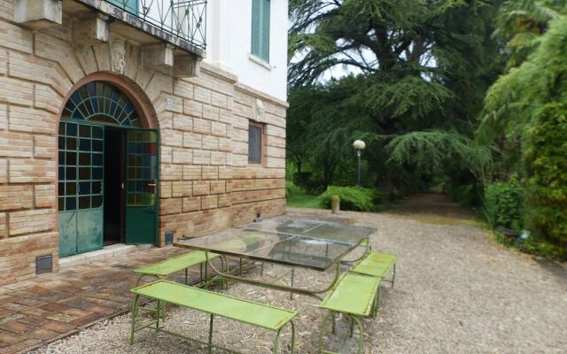 Elegante Appartamento in Villa con Piscina