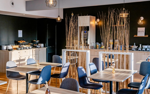 Kyriad Hotel Le Lac