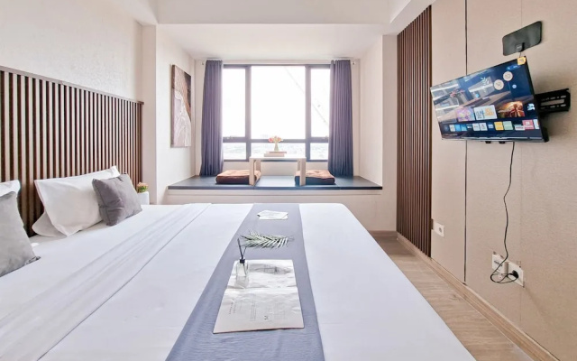 Modern Look Studio At Apartment Collins Boulevard – Guest Rooms – Tangerang