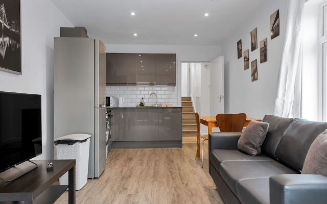 Charming 2-bed Apartment in South West London