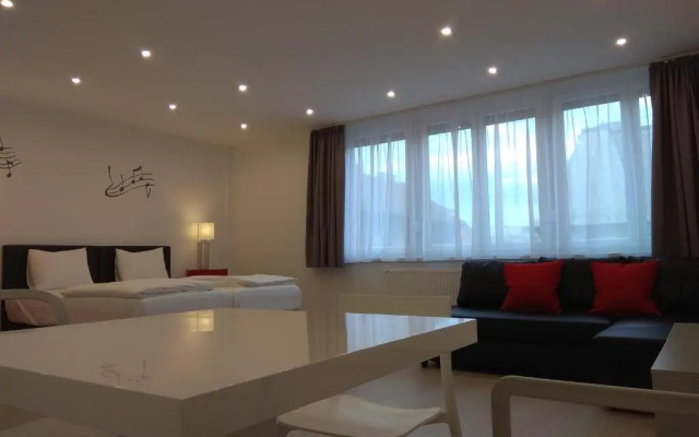 Broadway Center Rooftop View Apartment