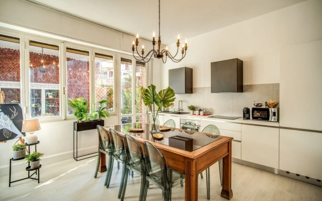 AwesHome White Mirror Apartment&Terrace
