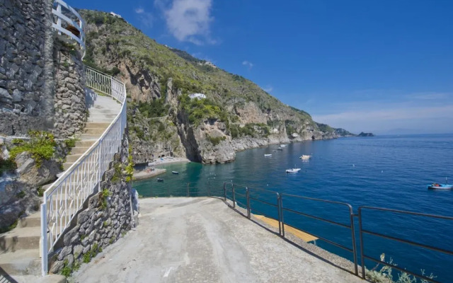 Romantic Room - A Rockside Escape