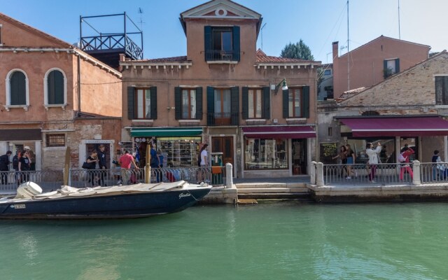 Tolentini Canal View Apartment