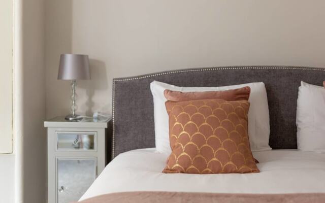 Refined Ground-floor Apt Near Stockbridge Market