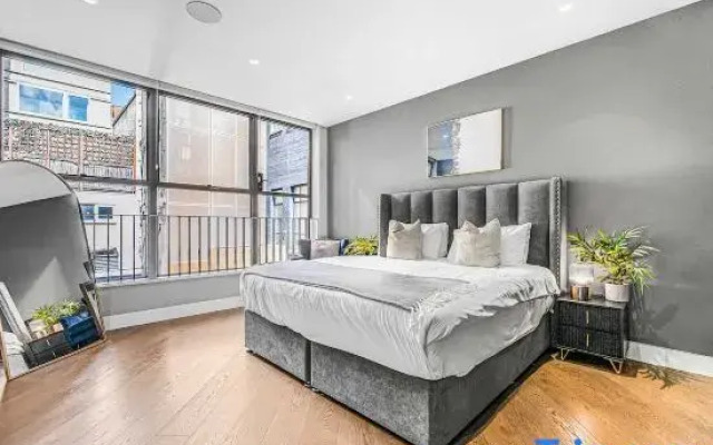 The Royal Mews - Soho - by Frankie