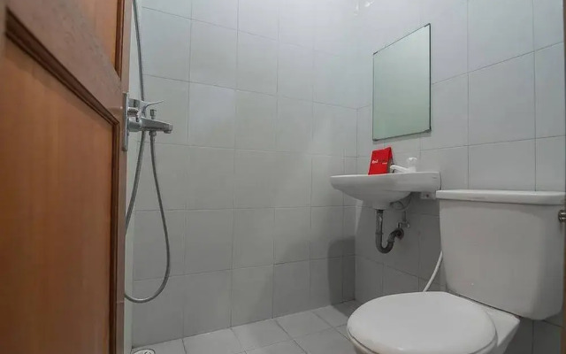 RedDoorz near Setrasari Mall