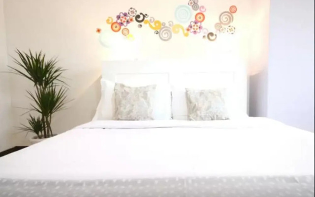 Robi's 1 Bed in Superb Location!