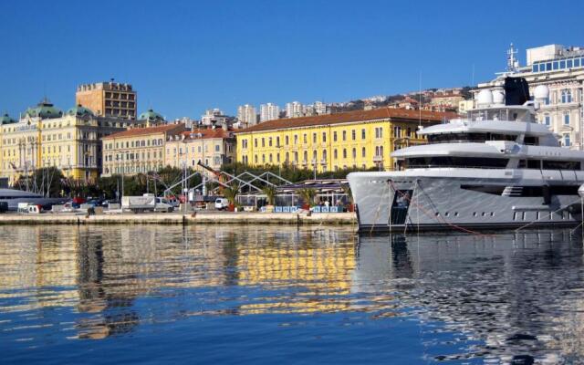 Modern Luxury 2-bedroom apt With Balcony & Patio