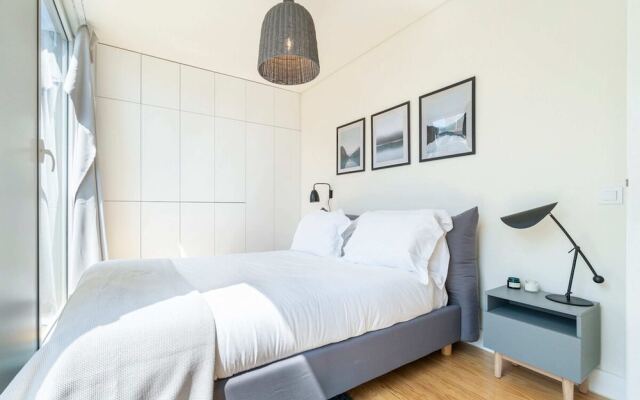 Modern 1BD w AC & Balcony