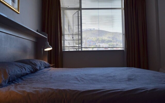 Sunny 2 Bedroom Apartment by The Company's Gardens