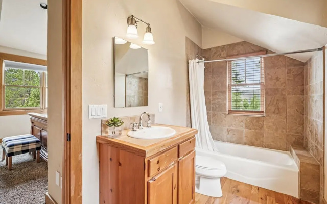 Little Bear Lodge 4 Bedroom Home