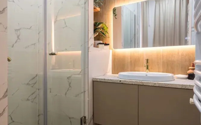 Elegant & Bright 2BR Condos - Steps from Old Town
