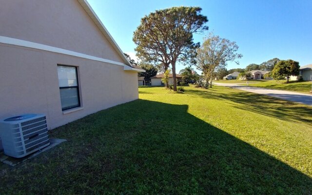 Palm Bay Delight, Large Grass Yard, 20 Minutes To The Beach 3 Bedroom Home
