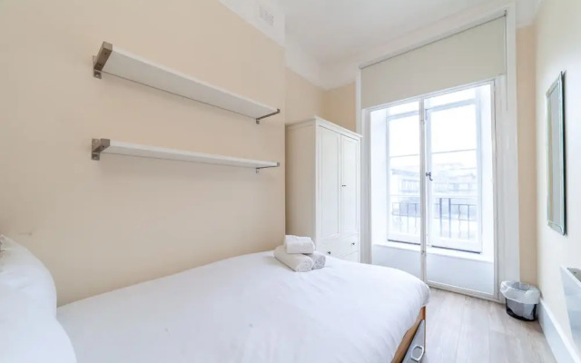 Spacious 3-bed flat by popular Waterloo