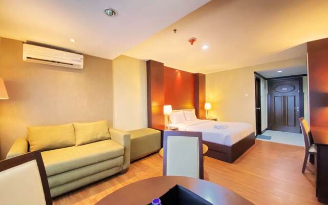 Fancy And Nice Studio At El Royale Apartment