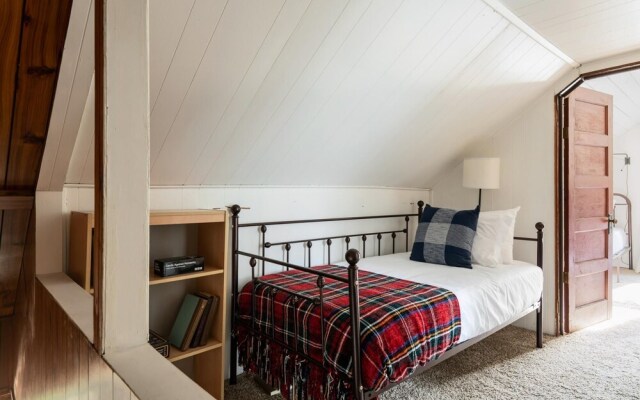 Cougar Rd - Cougar Lodge